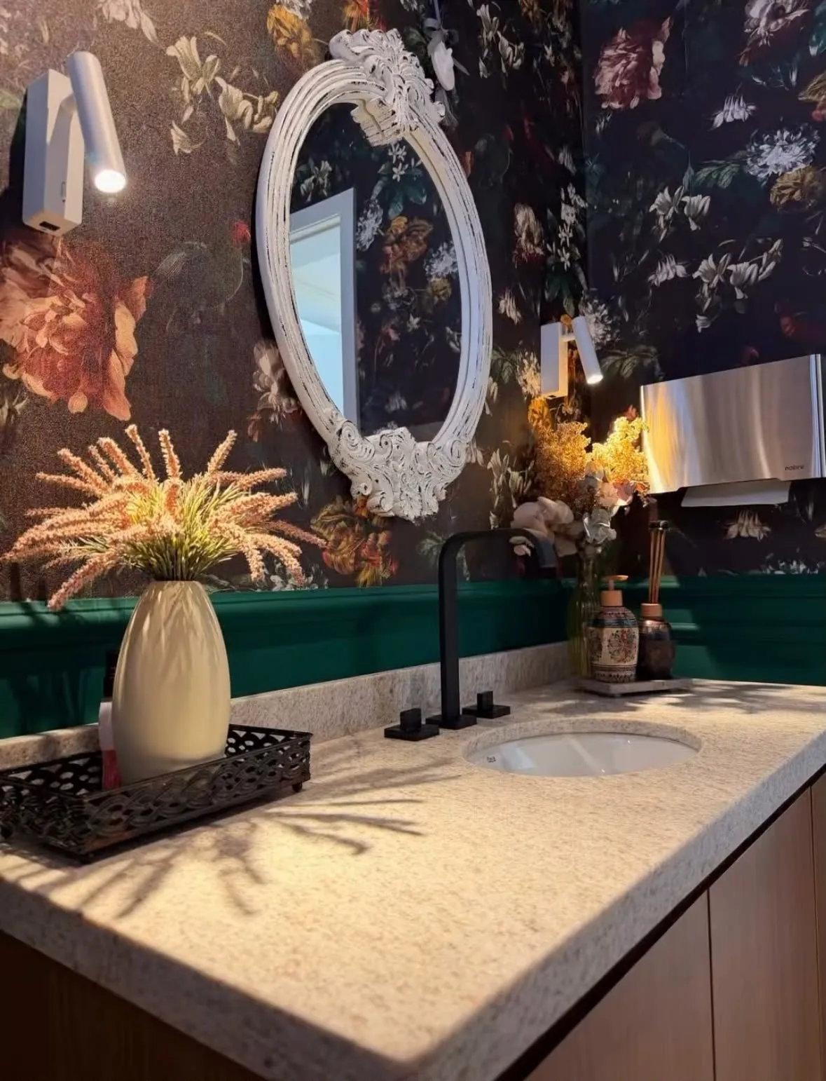 Lavabo com papel de parede floral