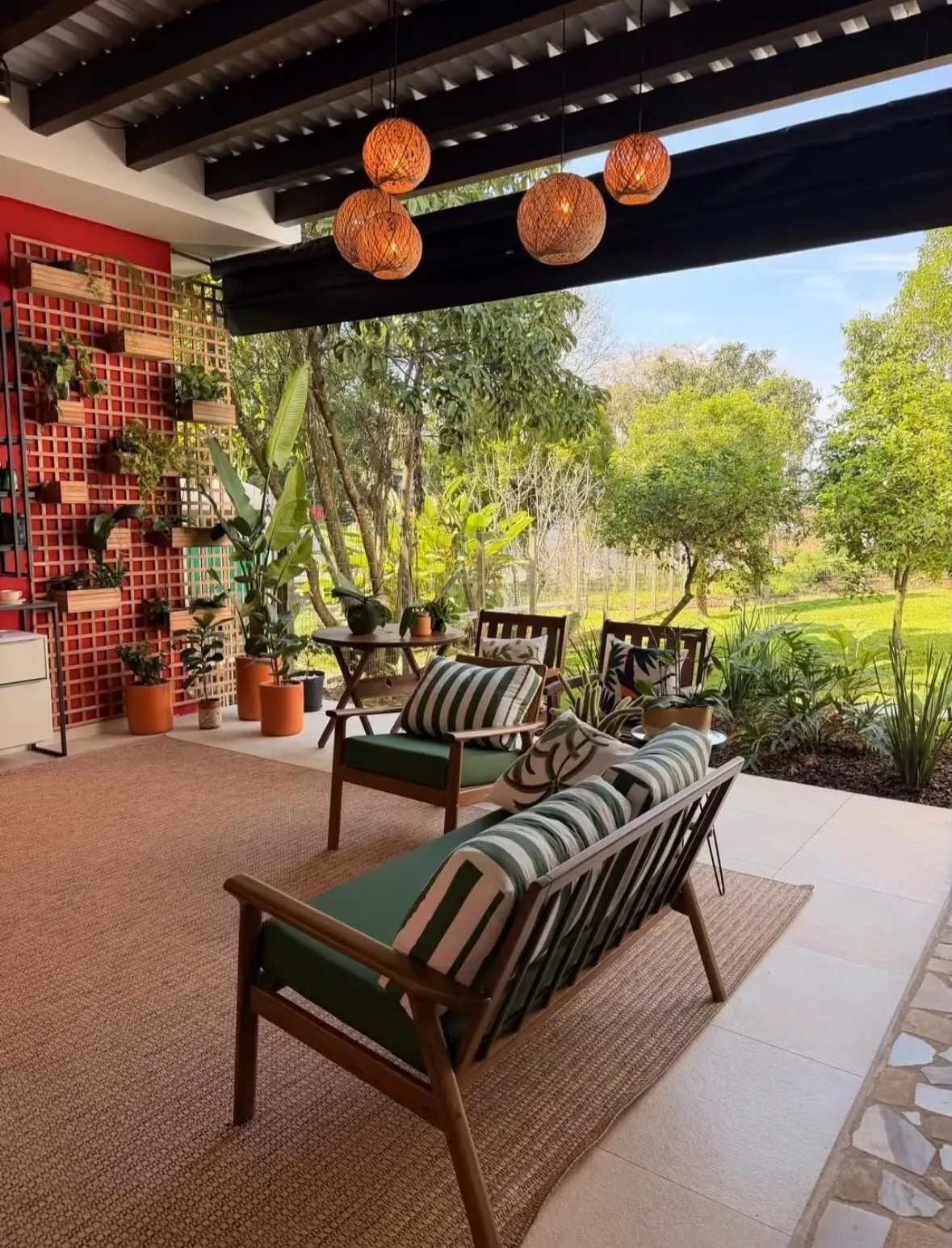 Área externa com poltronas e jardim