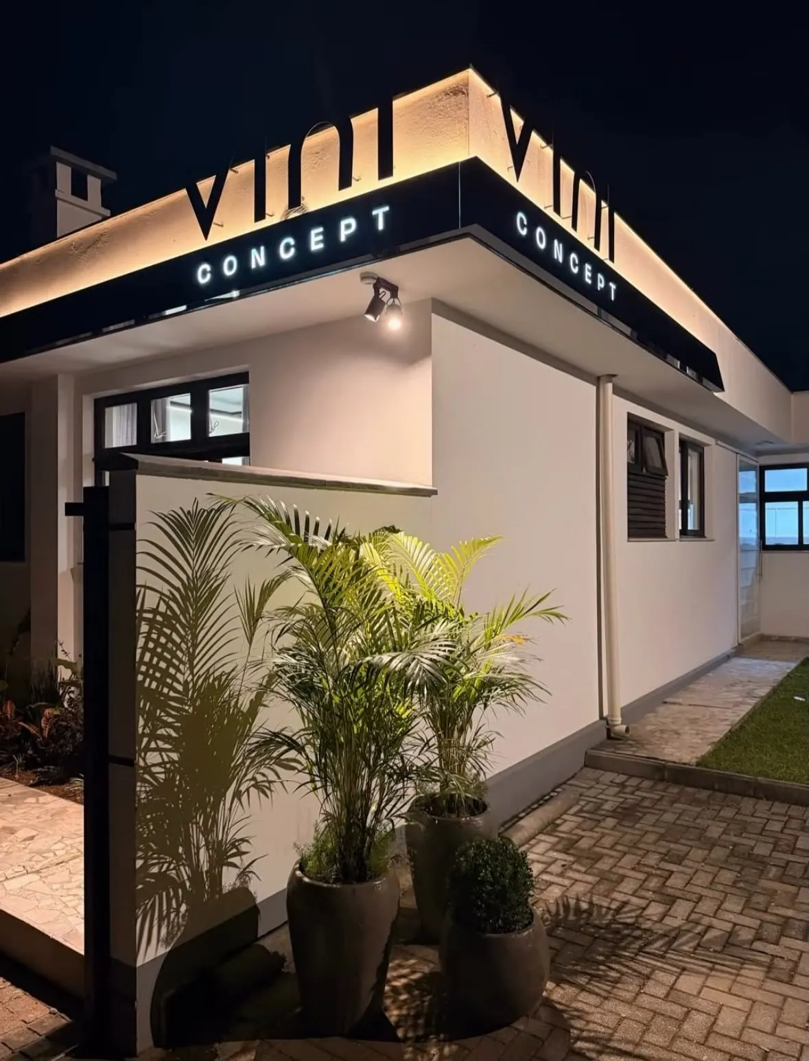 Fachada iluminada do Vini Concept à noite